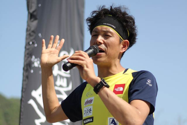 4月21日開かれたスカイランニング日本選手権を兼ねた粟ヶ岳バーティカルキロメーターの開会式での松永さん