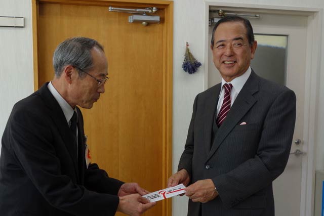 三条市社会福祉協議会の渡辺事務局長に平成30年北海道胆振東部地震災害義援金20万円を手渡す外山工業の外山社長