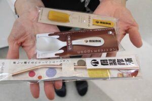 上から「佃製作所」のロゴを入れたアイススプーン「プレイザント」、「ルリール」、アルミストロー「カラール」