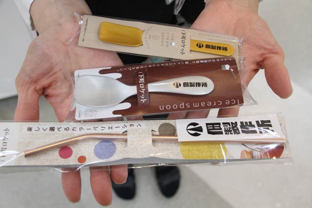 上から「佃製作所」のロゴを入れたアイススプーン「プレイザント」、「ルリール」、アルミストロー「カラール」