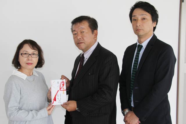 左から手をつなぐ親の会の倉田会長、新潟県トラック協会西燕支部の柳原副支部長、燕分科会の木村会長