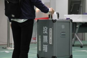 27日の燕市役所庁舎に開設された期日前投票所