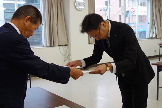 高野選挙管理委員長から当選証書を受ける国定市長