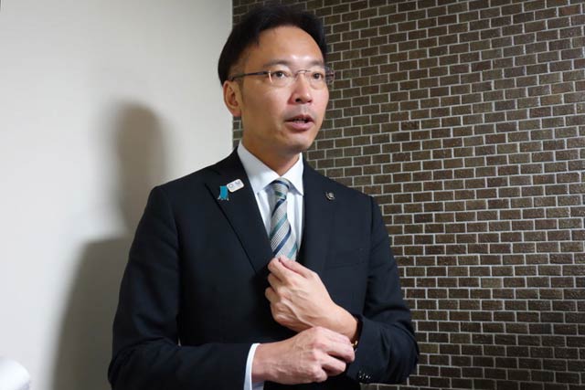 インタビューに答える国定市長