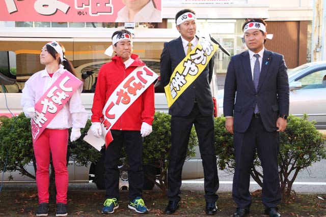 左から柴山氏、小林氏、岡山氏の候補3人と鷲尾衆院議員は21日、そろってイオン燕三条店前で街頭演説を行った