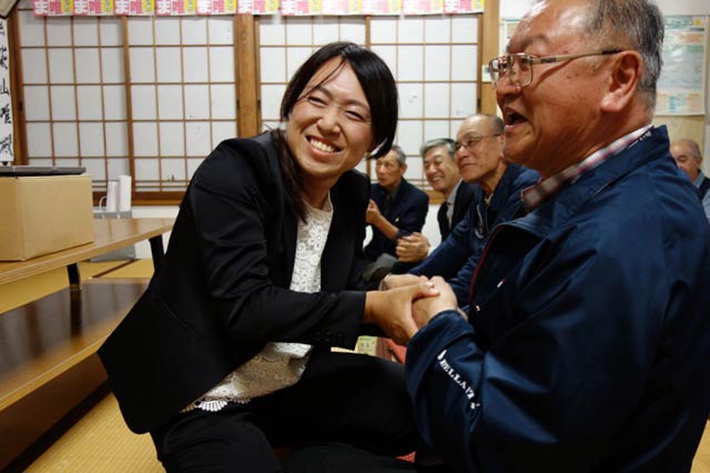 支持者らと握手する柴山氏