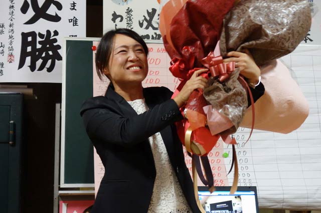 花束を受ける柴山氏