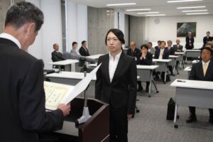 燕市議選の当選証書付与式で田中選挙管理委員長から当選証書を受ける柴山氏