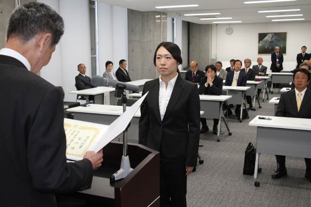 燕市議選の当選証書付与式で田中選挙管理委員長から当選証書を受ける柴山氏