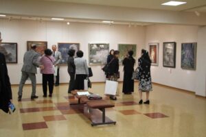 秋の行楽シーズンに「弥彦を描く」公募展始まる