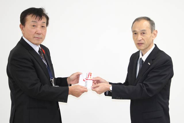 燕市社会福祉協議会の五十嵐常務理事(左)と蒲原ガスの遠藤常務取締役