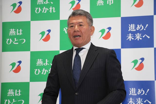 あいさつする森井社長