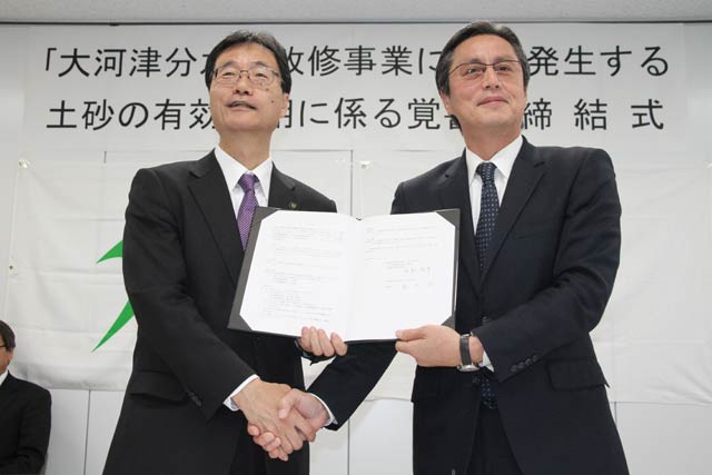 覚書を交わして握手する鈴木力燕市長(左)と国交省信濃川河川事務所の田部所長