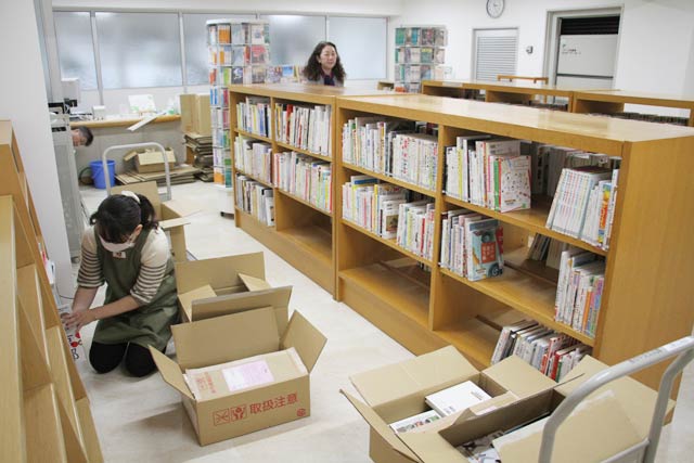 燕市中央公民館の仮設図書館で開架を準備