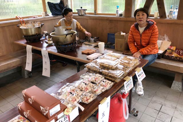 東屋で弥彦芸妓がこんにゃくや甘酒を販売