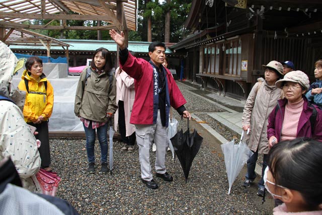 27日は雨が降ったりやんだりでもにぎわう弥彦神社