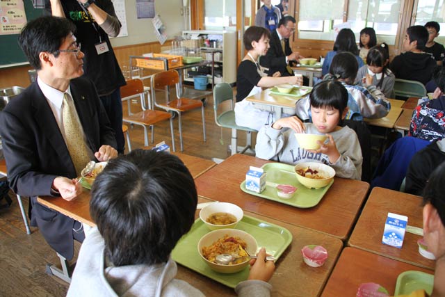 鈴木市長も一緒に新メニューを