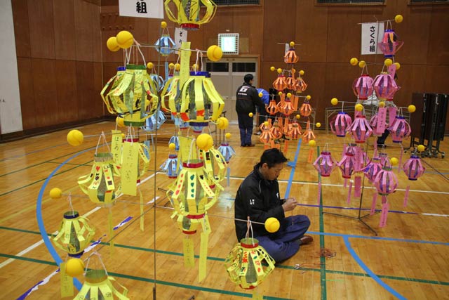 2日夜に行われた「灯りの祭典」の準備