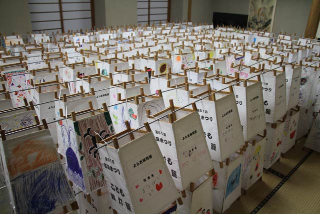吉田まつりで飾られなかった旧吉田町の保育園児が絵を描いた350の灯ろうを飾る
