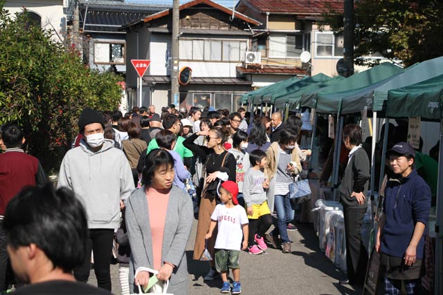 JR北三条駅周辺で開かれた三条マルシェ