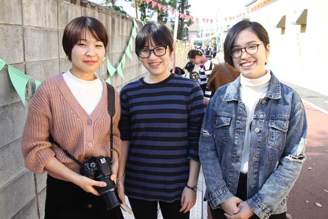 ブラックライトで光る絵を描くワークショップを企画した田村さん(中央)と手伝った大学の友だち