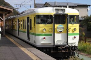弥彦色が復活 行楽でにぎわう秋の弥彦駅へ