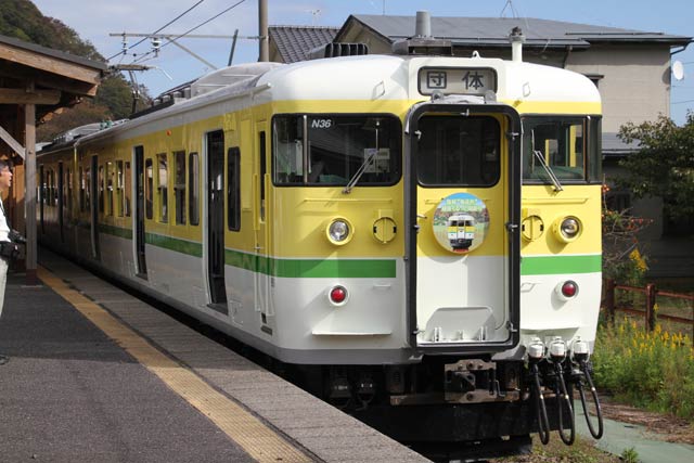 弥彦駅に停車する懐かしい「弥彦色」の115系