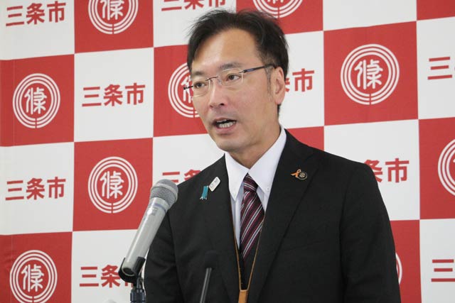 定例記者会見する国定三条市長
