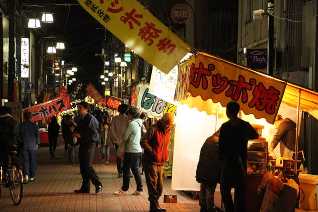 本寺小路で開かれているお取り越しの臨時露店市場