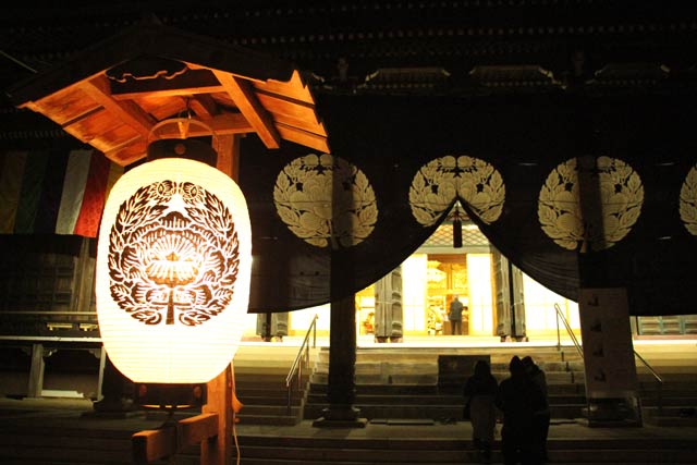 夜の三条別院は参拝者の切れ目がなかった