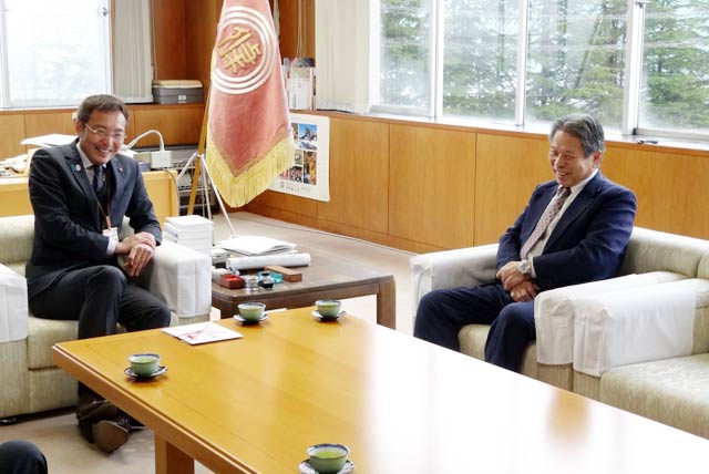 国定勇人三条市長と歓談する松井恒雄さん