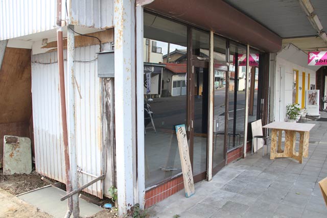 上町商店街の角地にあった元呉服店をリノベーション