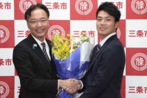 国定勇人三条市長を表敬訪問した知野直人選手
