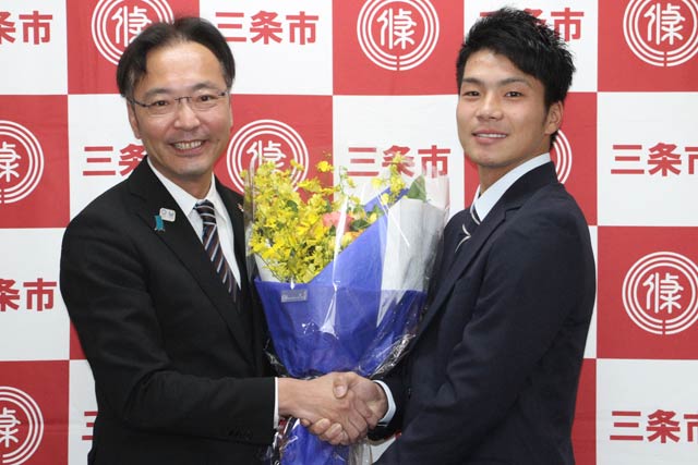 国定勇人三条市長を表敬訪問した知野直人選手