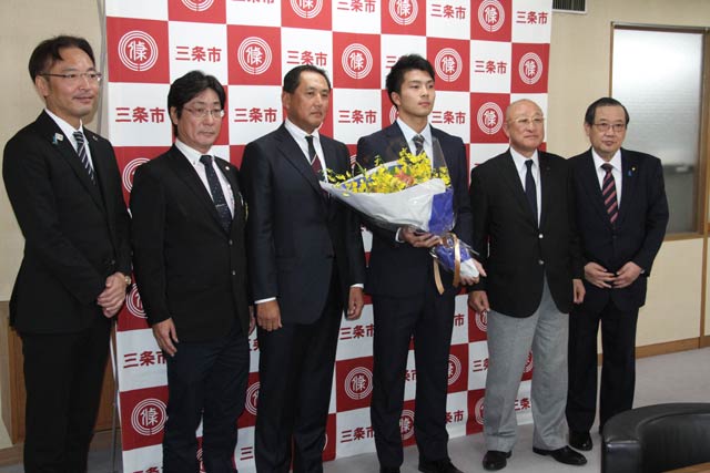 左から国定市長、三条リトルシニアリーグの小柳代表理事、松平監督、知野選手、渡辺前会長、久住副会長
