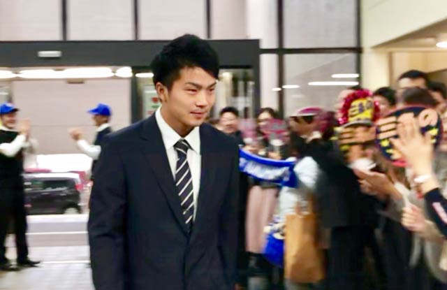 市役所正面入り口で職員の歓迎を受ける知野選手