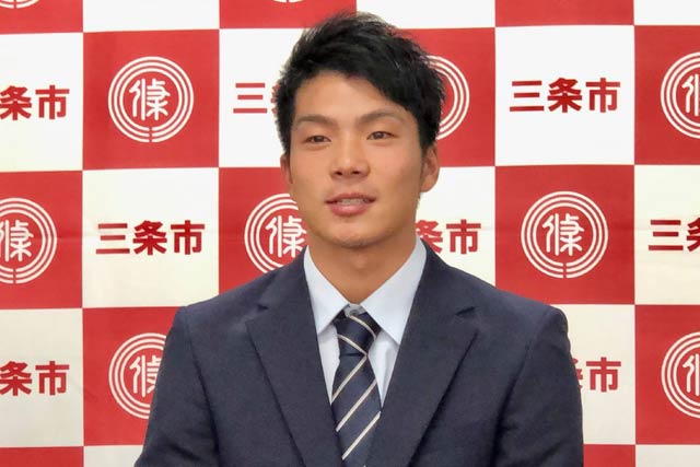 国定市長と歓談する知野選手