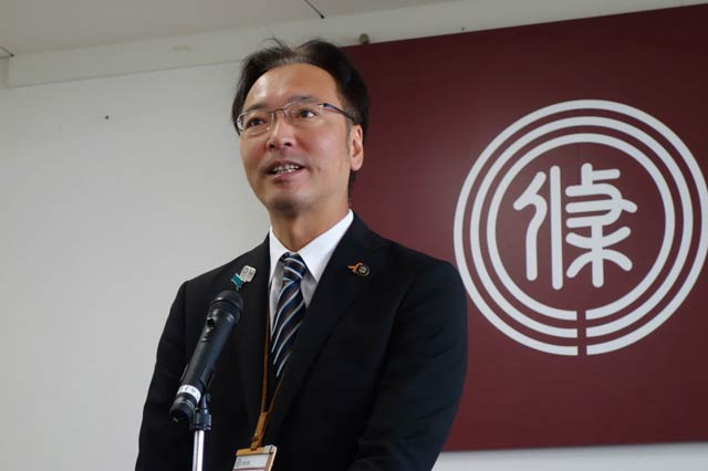 三条市長4期目の任期初日に就任のあいさつをする国定市長