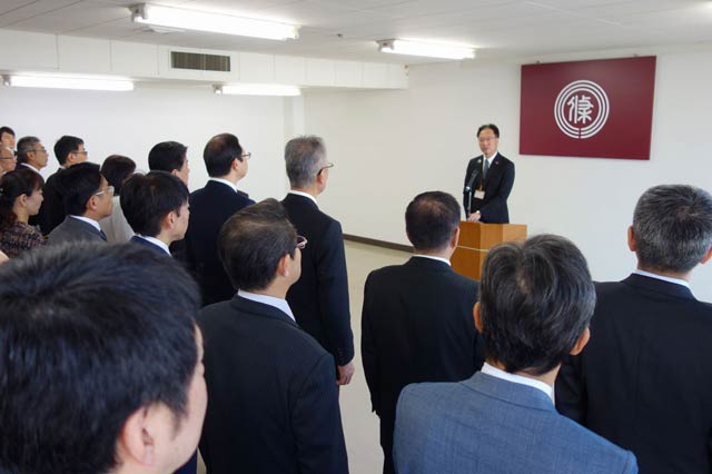 就任のあいさつを聞く職員
