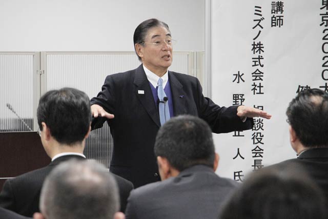 東京2020五輪・パラリンピック招致委員会のCEOを務めたミズノ相談役会長の水野正人氏が燕市役所で講演