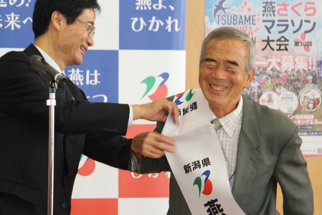 鈴木市長から燕市PR大使のたすき受ける宇佐美さん
