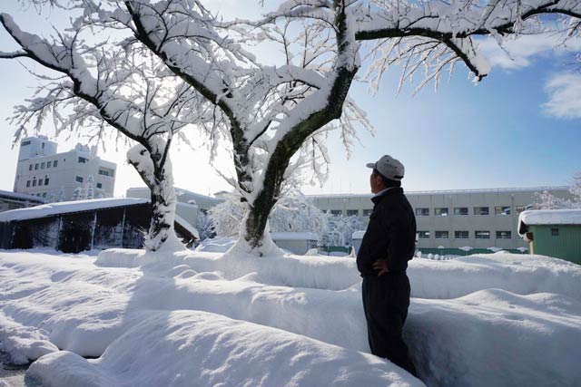 大雪のため臨時休業した「ステージえんがわ」と二・七の市の会場