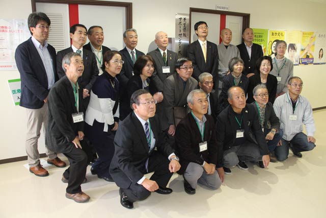 燕地区保護司会会員らで記念撮影