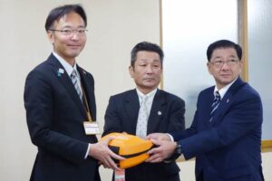 左から国定勇人市長、左から市長、長谷川富次三条ライオンズクラブ会長、小林時男三条中央ライオンズクラブ会長