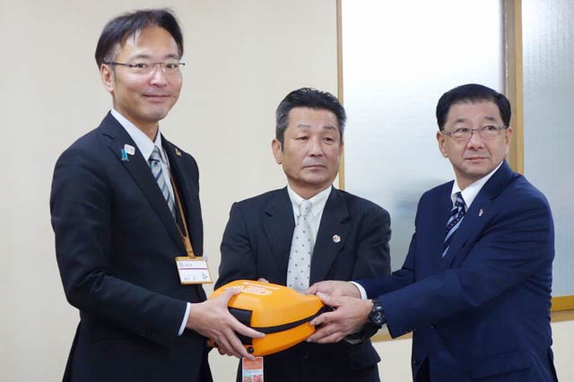 左から国定勇人市長、左から市長、長谷川富次三条ライオンズクラブ会長、小林時男三条中央ライオンズクラブ会長