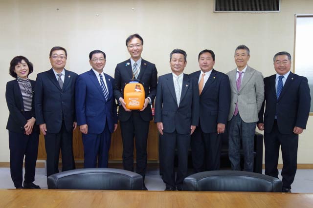国定市長をはさんで向かって左が三条中央ライオンズクラブ、右が三条ライオンズクラブのメンバー