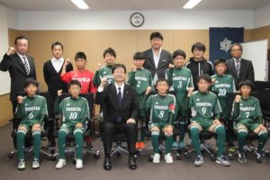 吉田サッカークラブが鈴木燕市長を表敬訪問