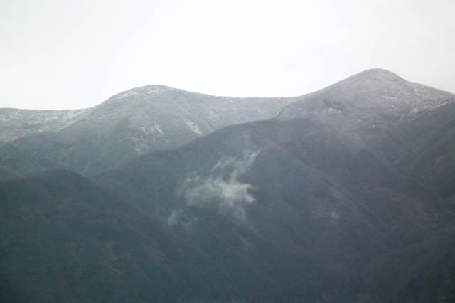 20日に山頂付近がうっすらと白く冠雪した粟ヶ岳