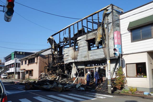 調査が続く火災現場