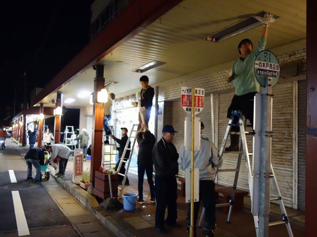 一ノ木戸商店街でアーケードの清掃活動